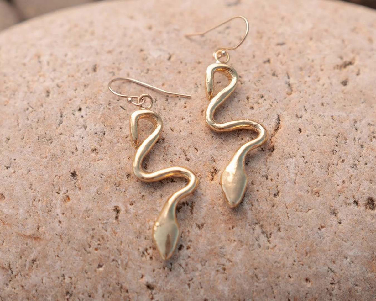 The Feminine Power of the Serpent: Jewelry That Embodies Strength and Sensuality - Dea Dia
