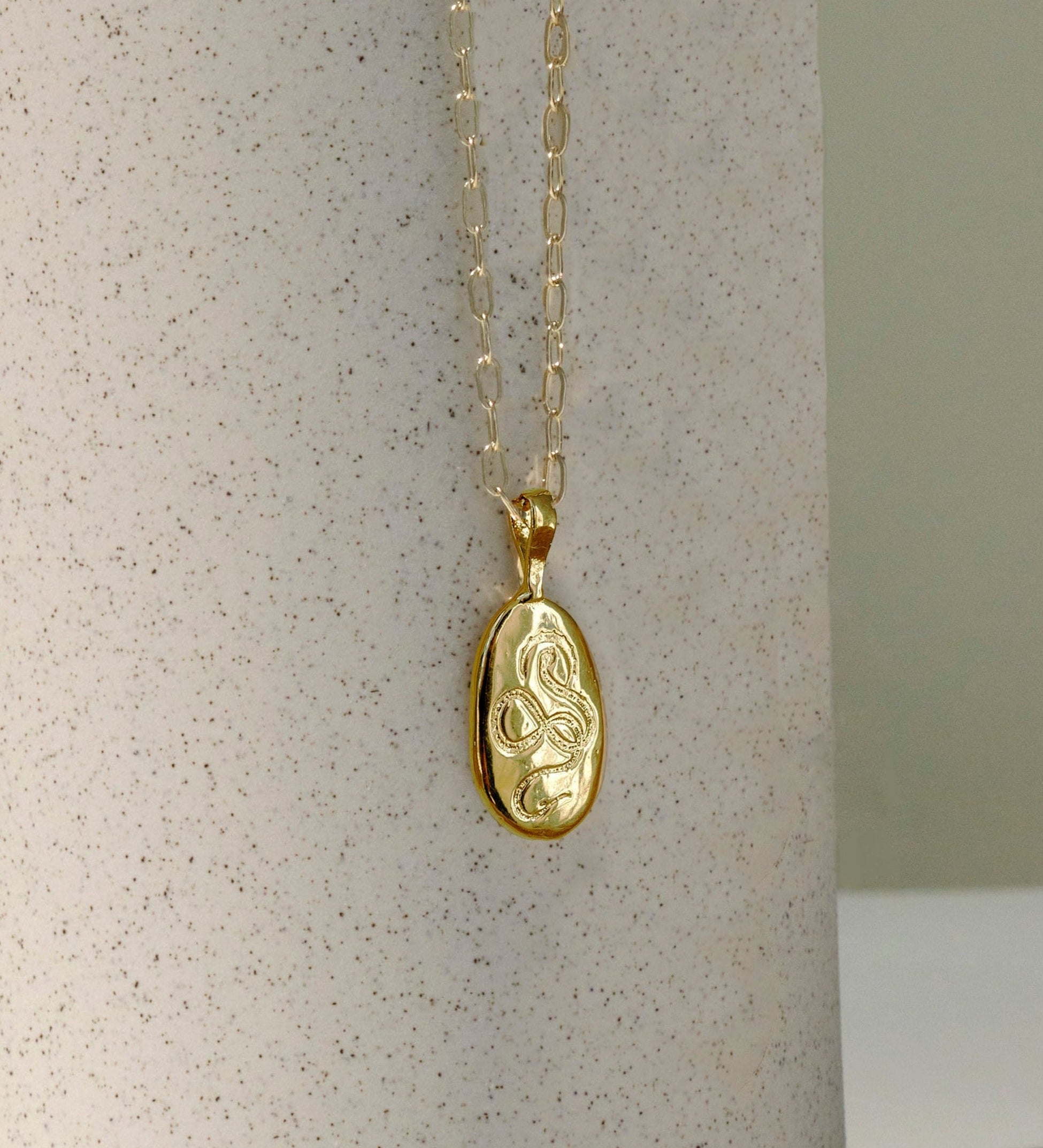 Collar con colgante de serpiente en ascenso 