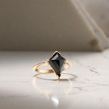 Anillo de oro cometa de espinela negra