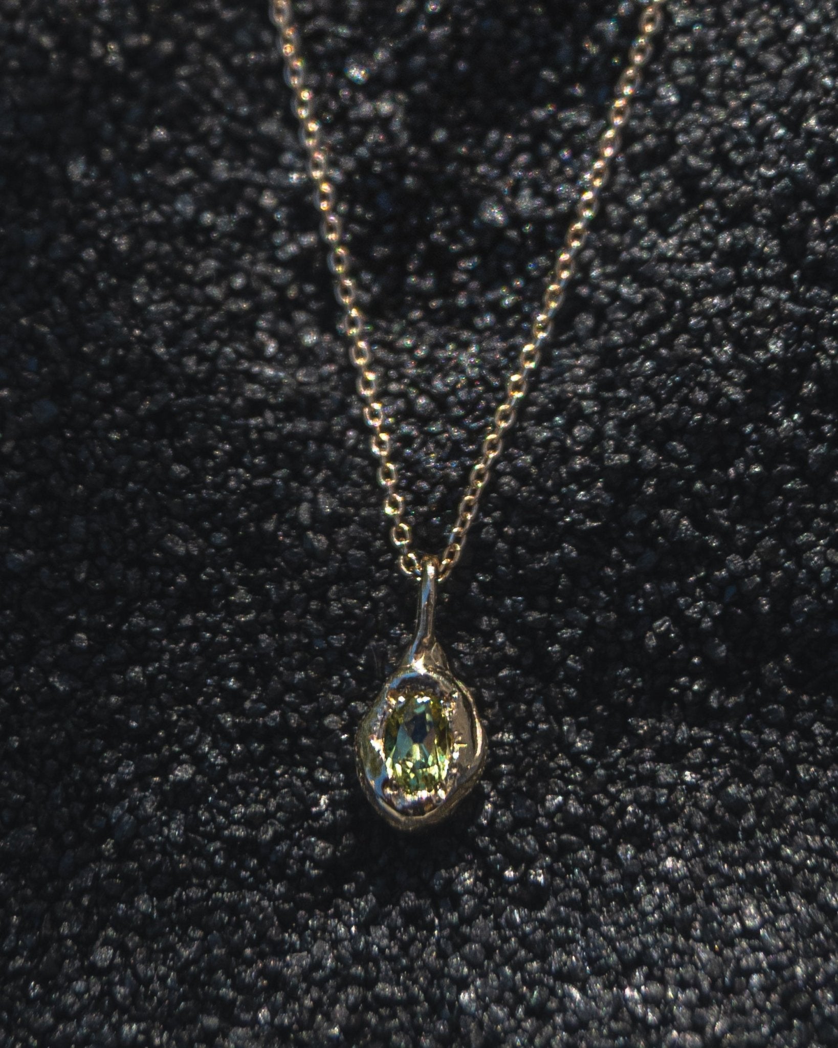 Chartreuse Green Australian Sapphire Forma Charm - Dea Dia