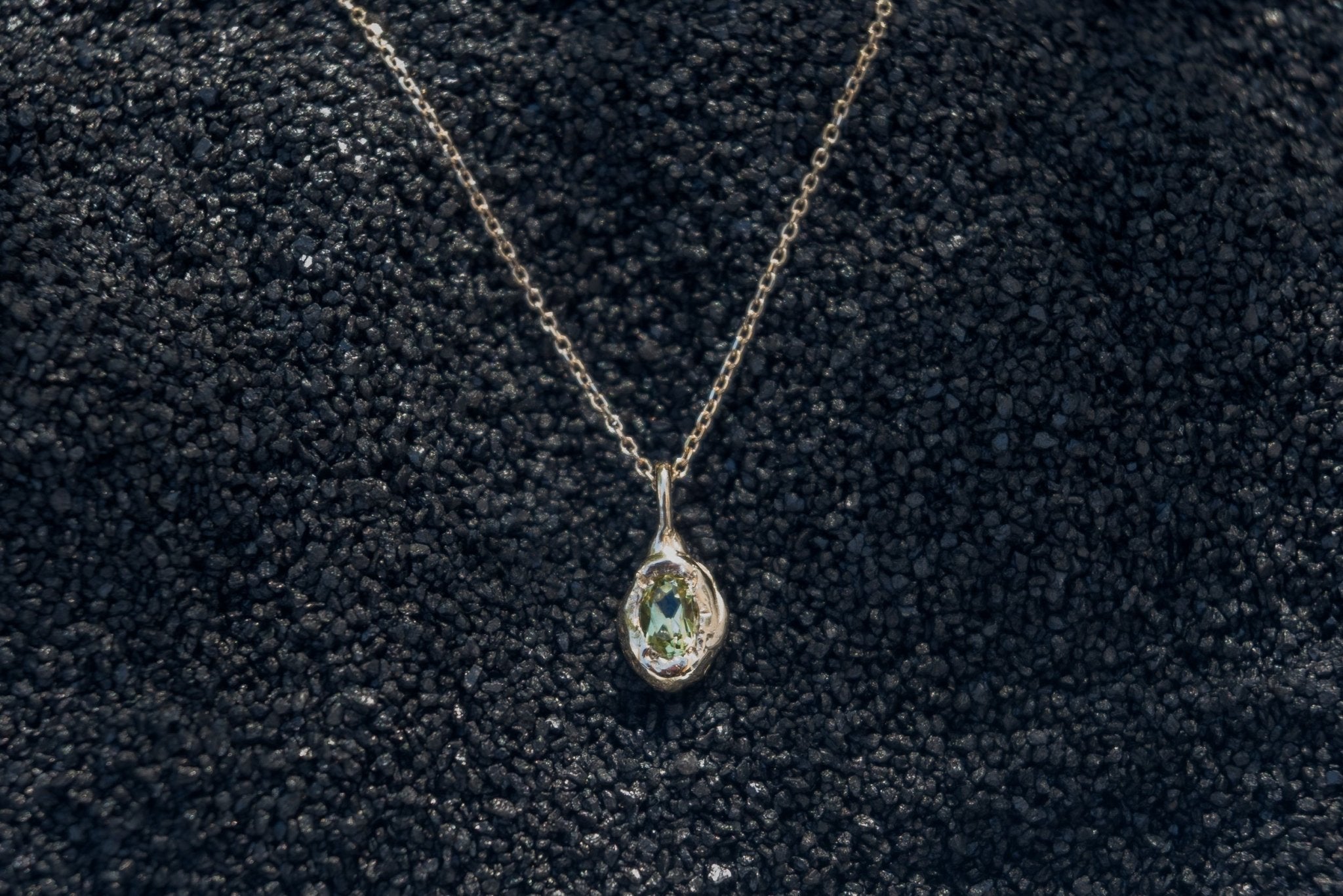 Chartreuse Green Australian Sapphire Forma Charm - Dea Dia