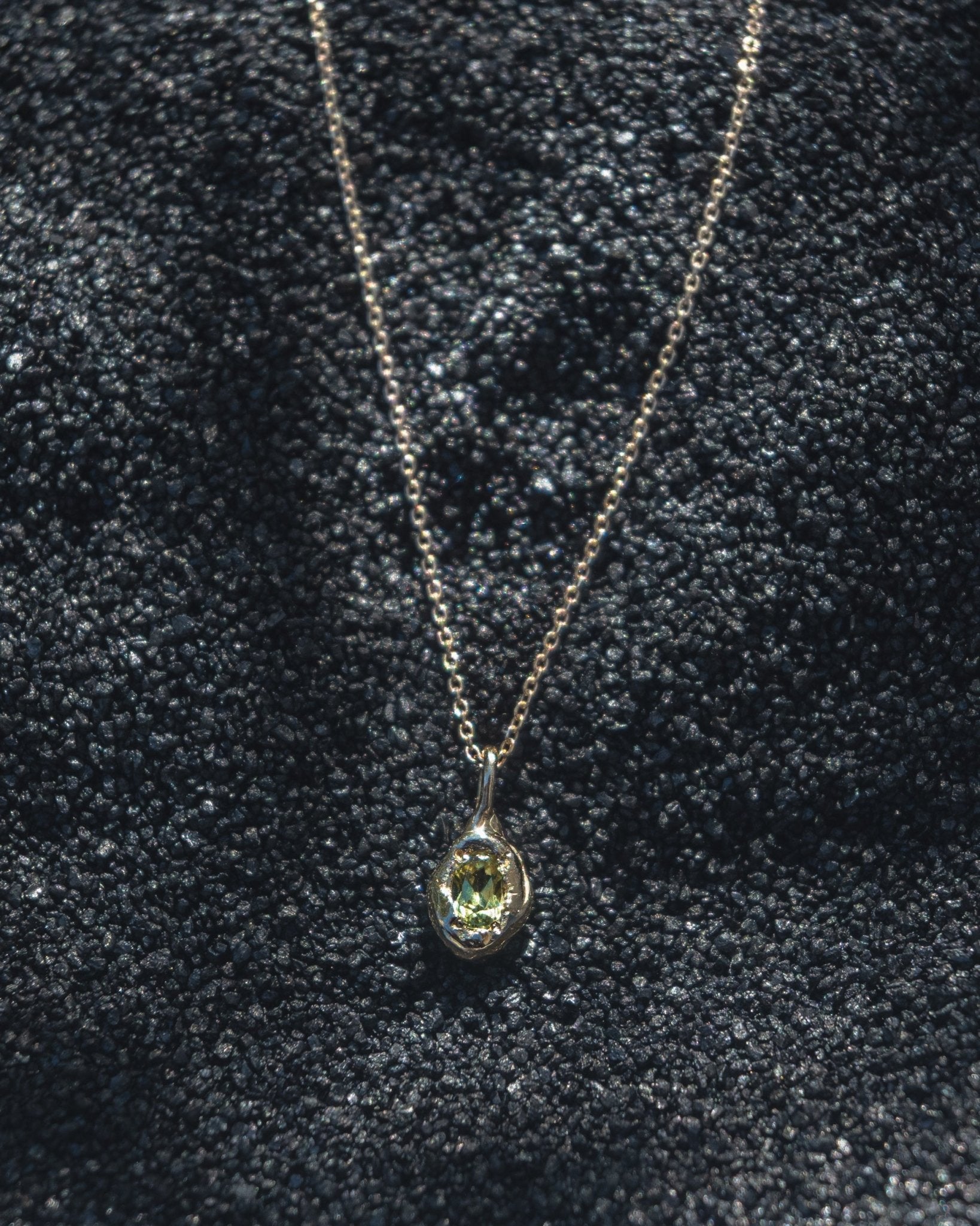 Chartreuse Green Australian Sapphire Forma Charm - Dea Dia