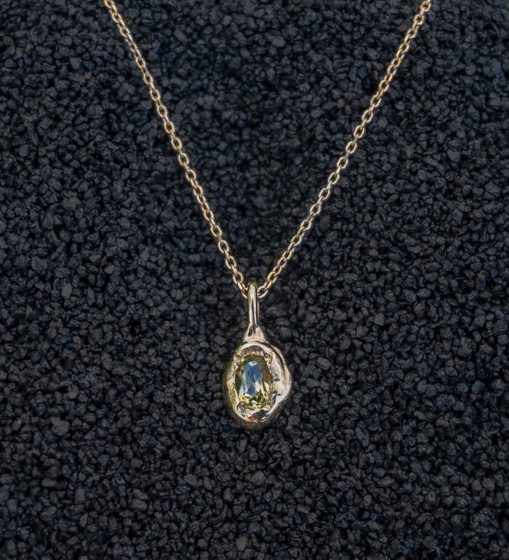 Chartreuse Green Australian Sapphire Forma Charm - Dea Dia