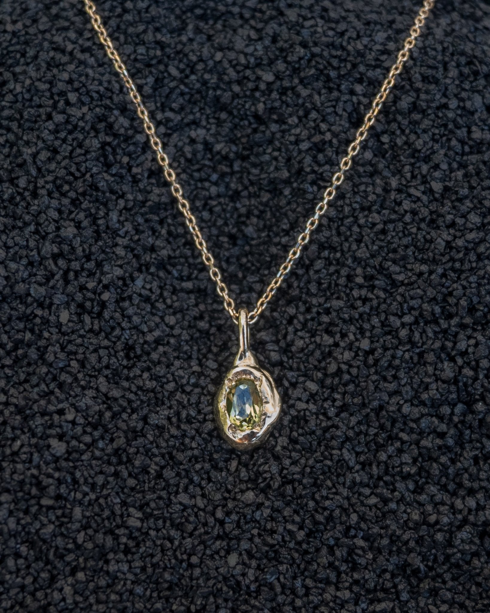 Chartreuse Green Australian Sapphire Forma Charm - Dea Dia
