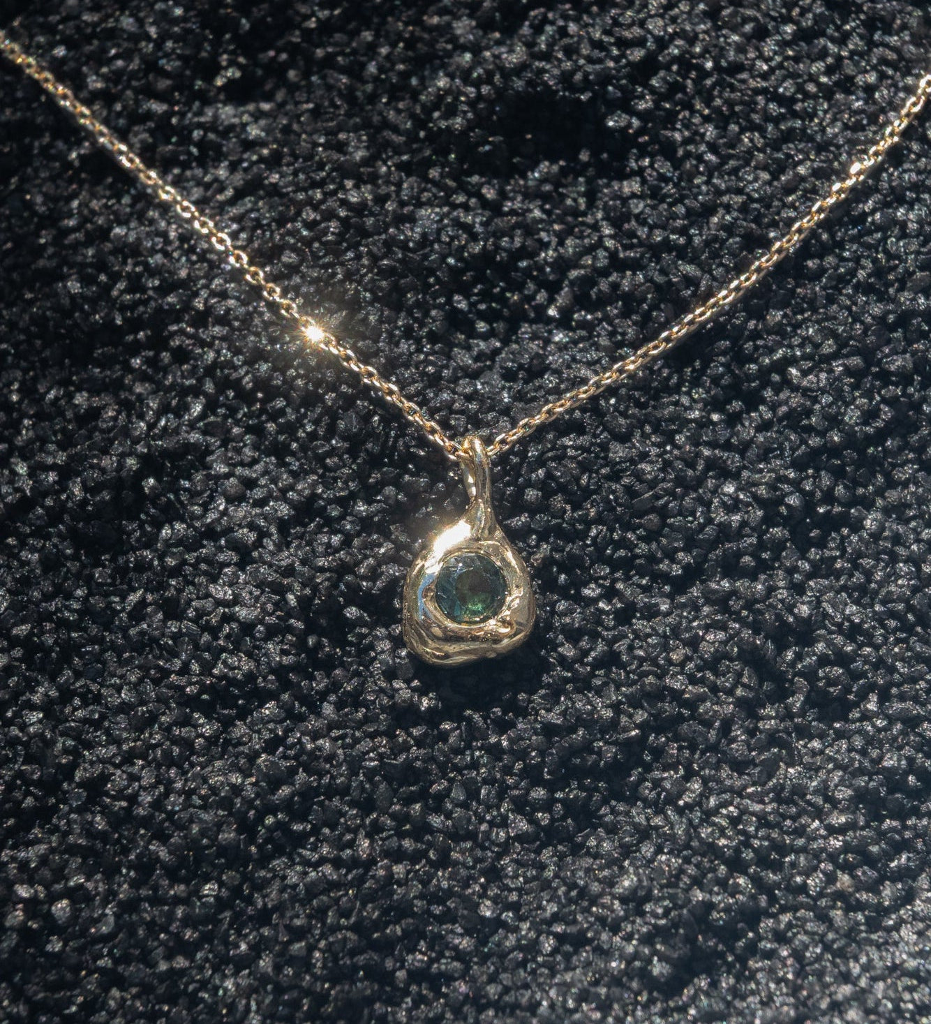 Deep Green Australian Sapphire Forma Charm - Dea Dia