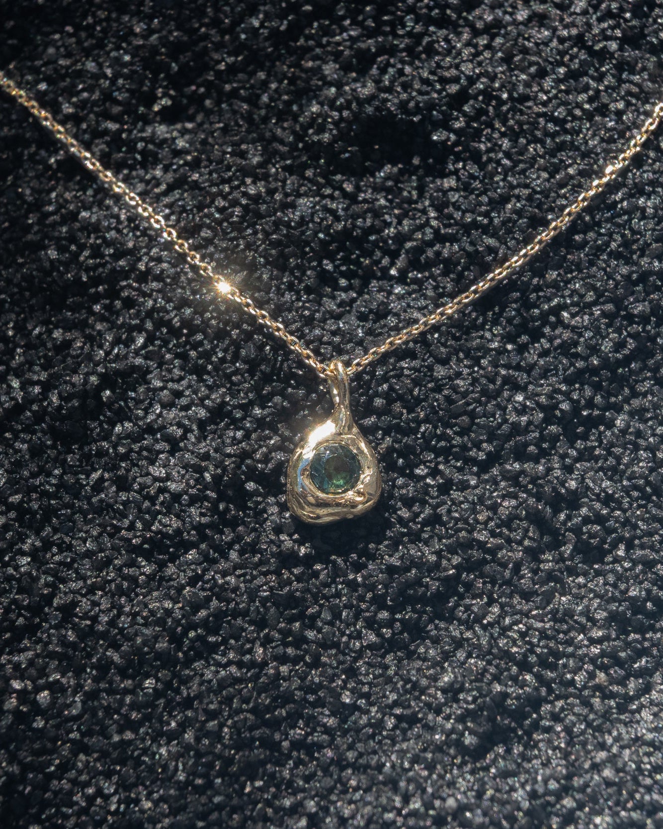 Deep Green Australian Sapphire Forma Charm - Dea Dia