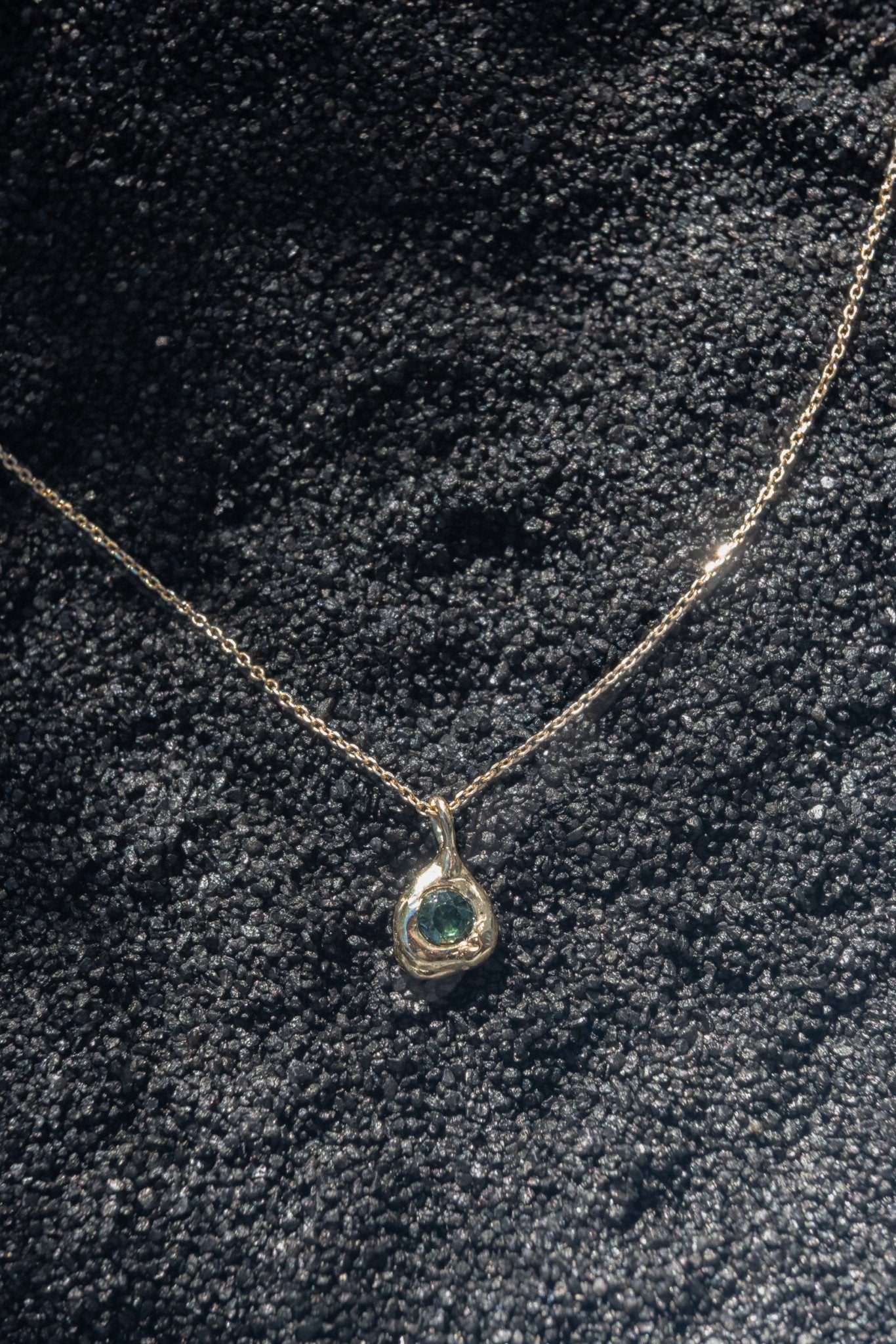 Deep Green Australian Sapphire Forma Charm - Dea Dia