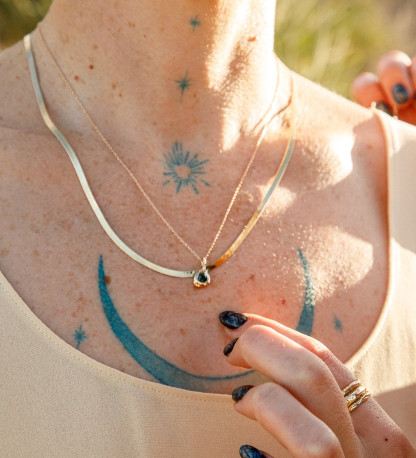 Deep Green Australian Sapphire Forma Charm - Dea Dia