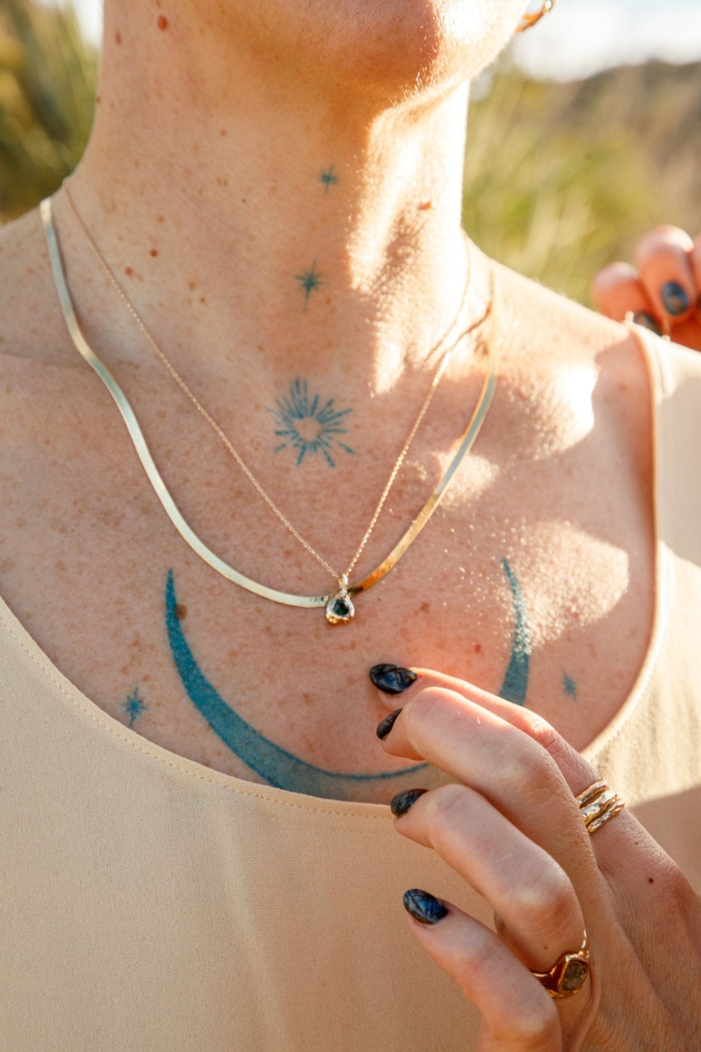 Deep Green Australian Sapphire Forma Charm - Dea Dia