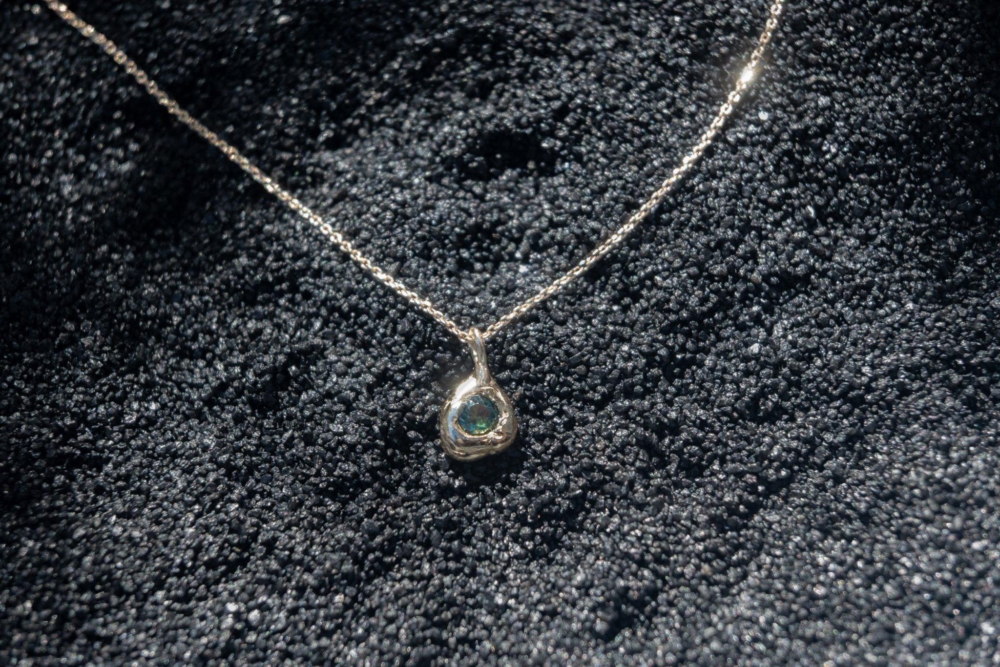 Deep Green Australian Sapphire Forma Charm - Dea Dia