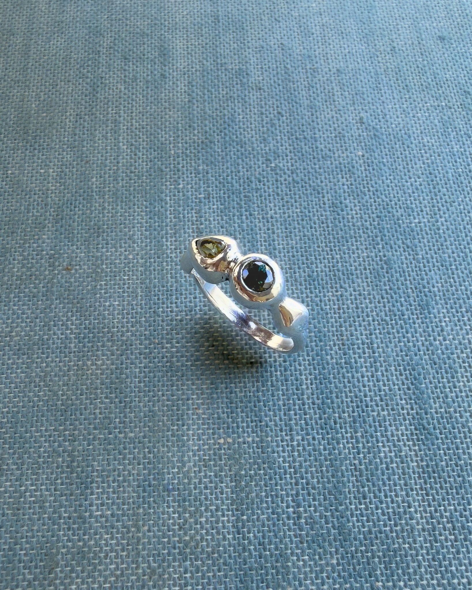 Delphi Toi et Moi Ring, Blue & Green Sapphire in Recycled Silver - Dea Dia