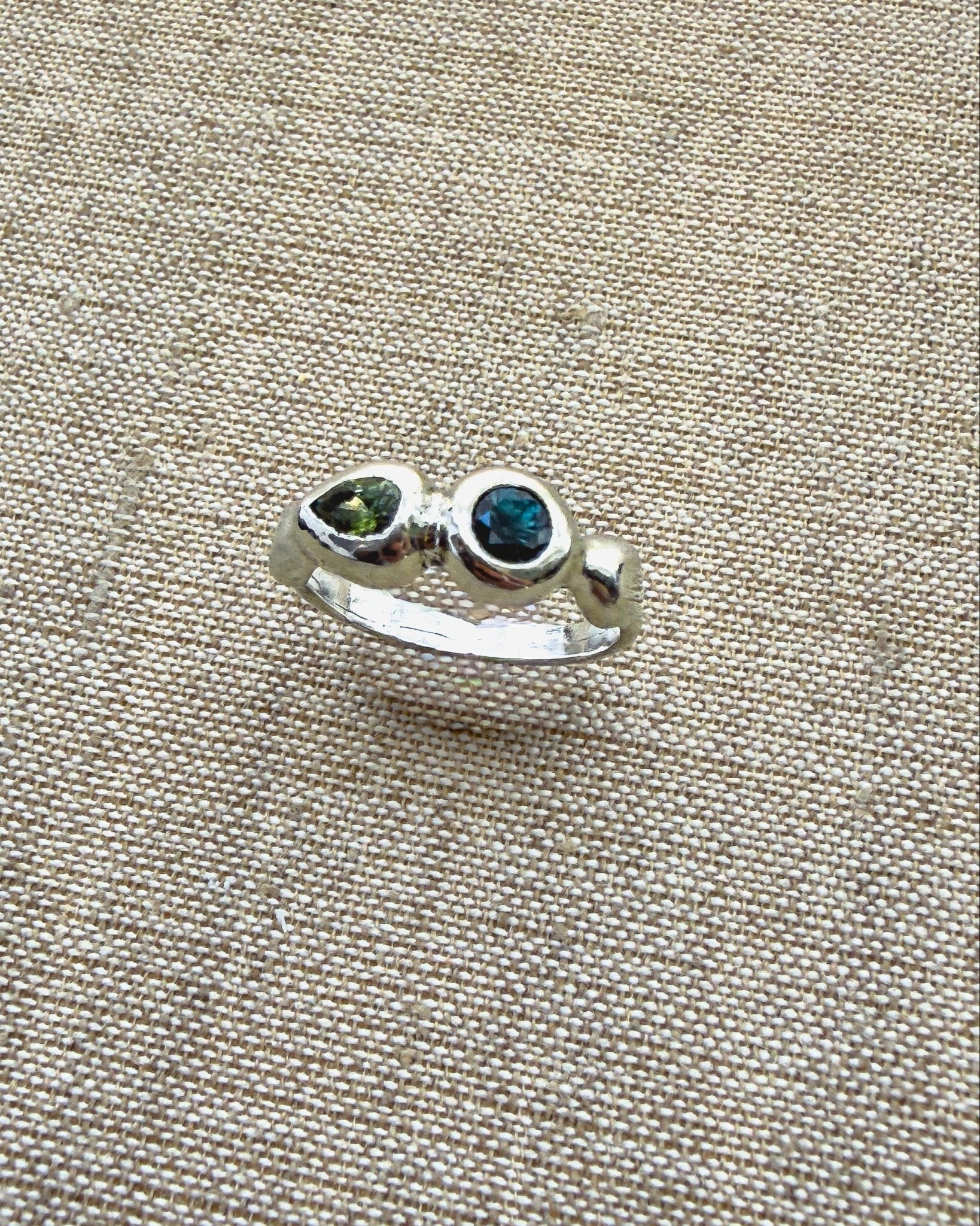 Delphi Toi et Moi Ring, Blue & Green Sapphire in Recycled Silver - Dea Dia