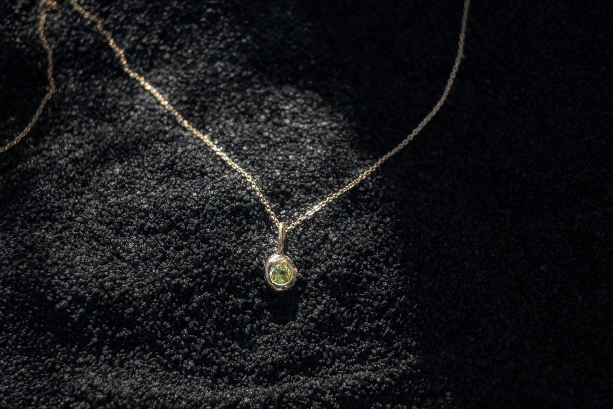 Lemon Yellow Mali Garnet Forma Charm - Dea Dia
