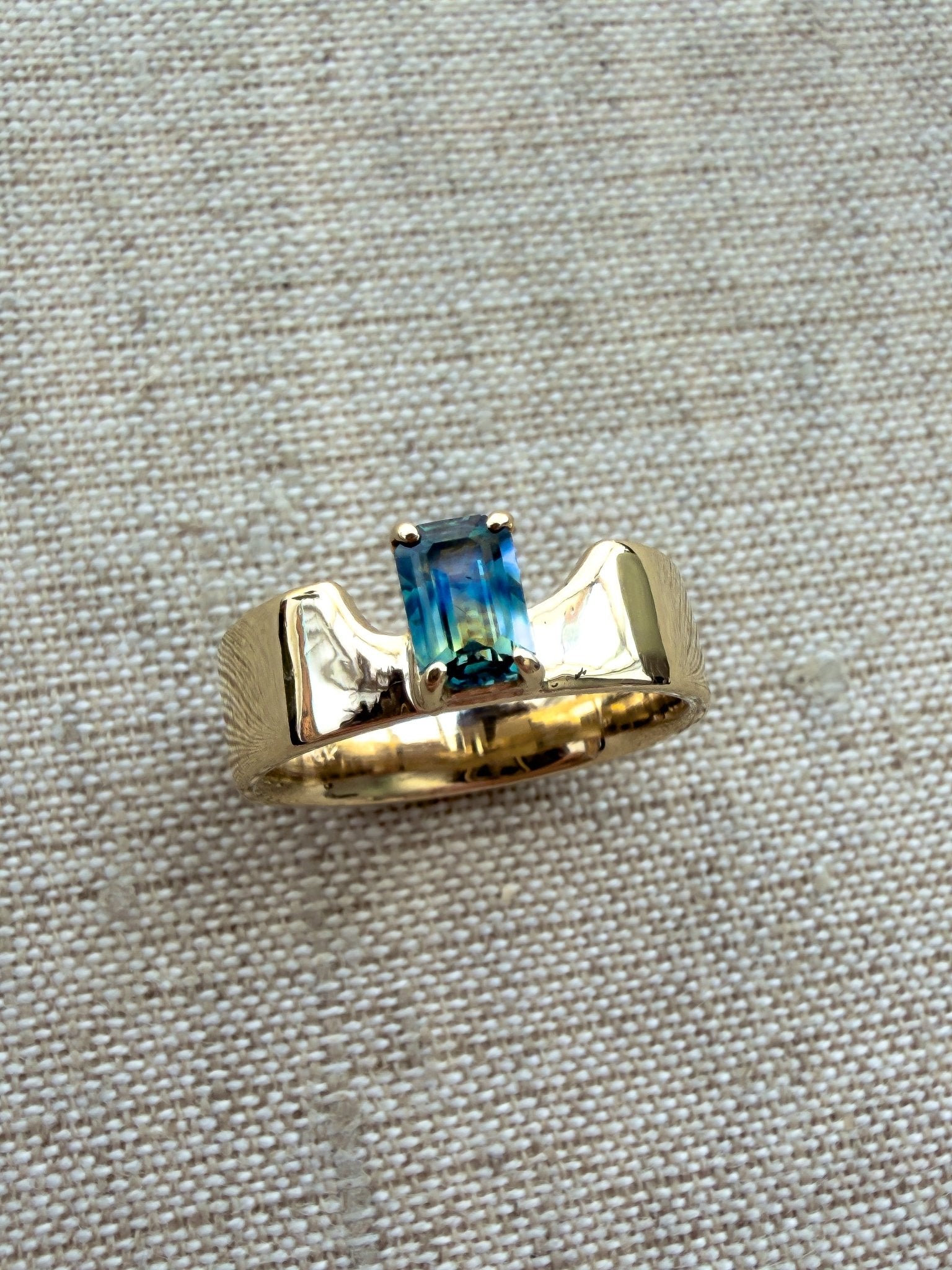 Swoopy Cigar Band, Blue Green Parti Sapphire in Solid 14k Gold - Dea Dia