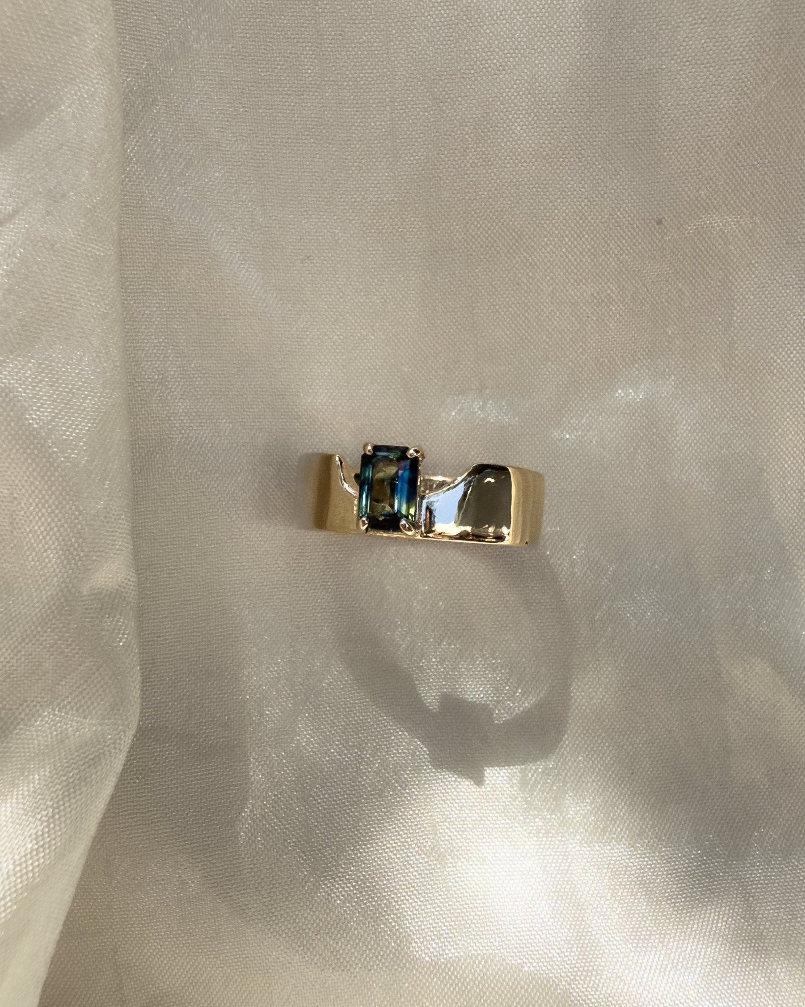 Swoopy Cigar Band, Blue Green Parti Sapphire in Solid 14k Gold - Dea Dia