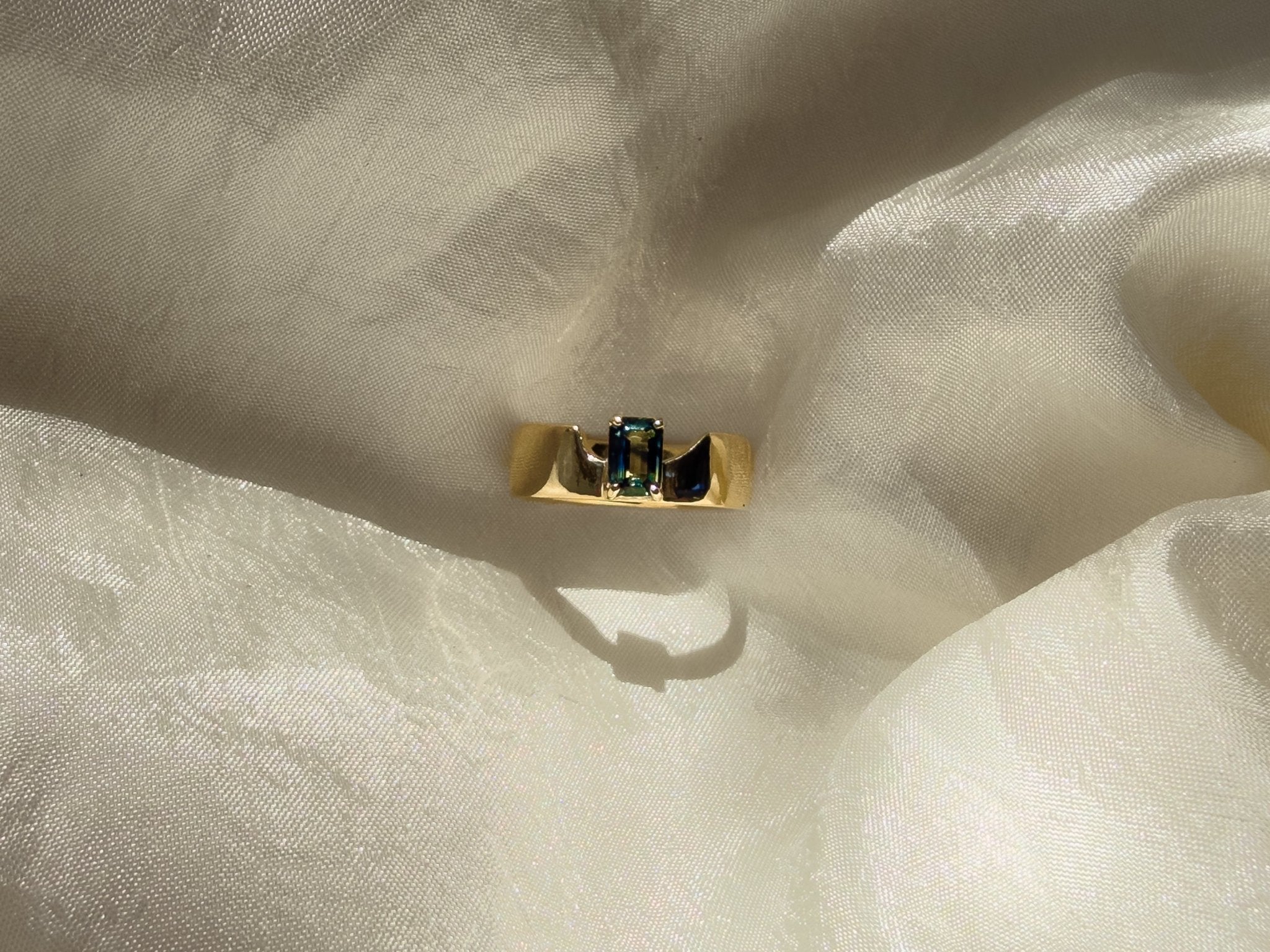 Swoopy Cigar Band, Blue Green Parti Sapphire in Solid 14k Gold - Dea Dia
