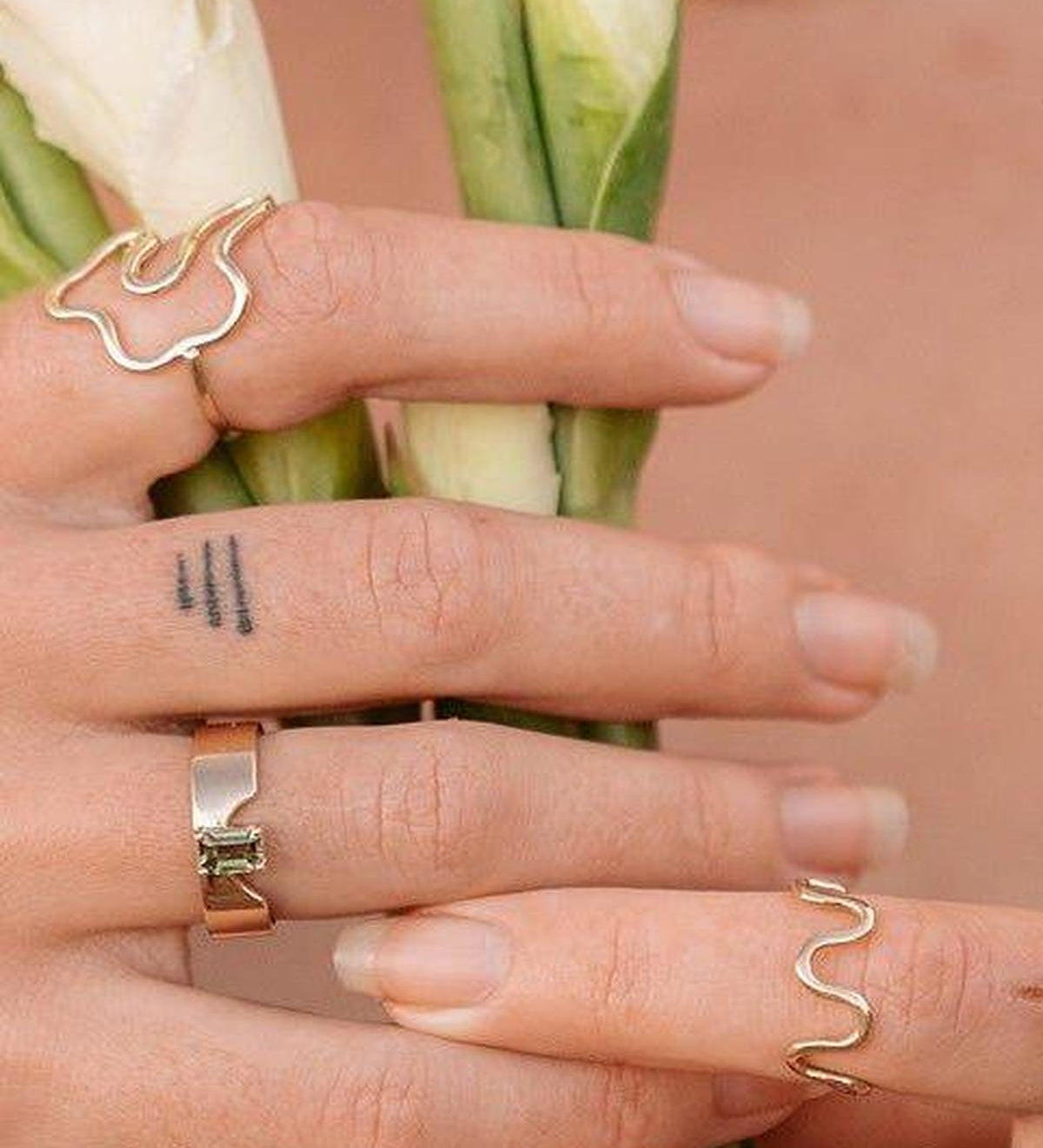 Swoopy Cigar Band Green Sapphire Ring - Dea Dia
