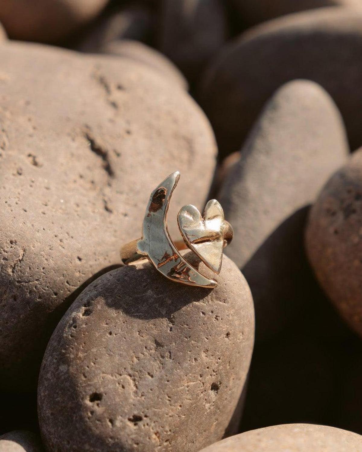 Artemis Gold Moon and Heart Ring - Dea Dia