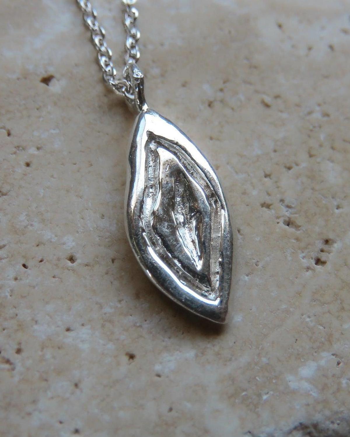 Silver Yoni Talisman Pendant - Dea Dia