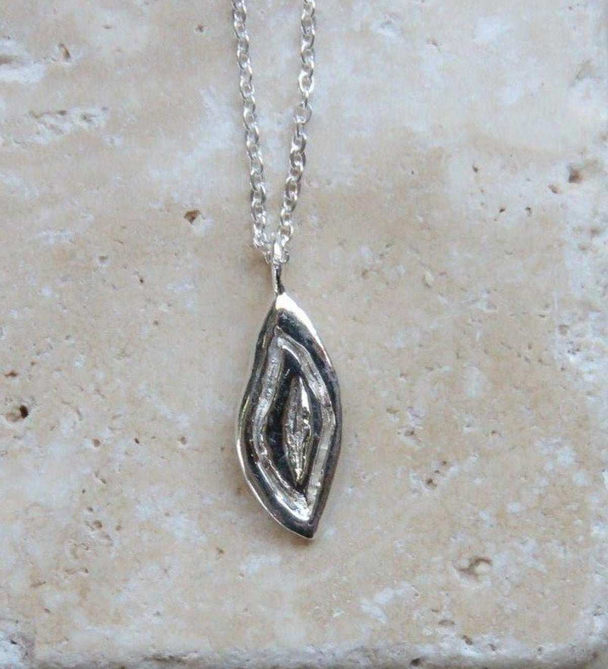 Silver Yoni Talisman Pendant - Dea Dia
