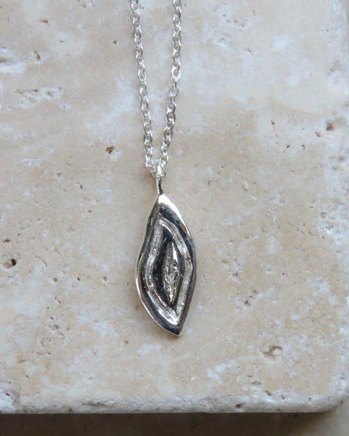 Silver Yoni Talisman Pendant - Dea Dia