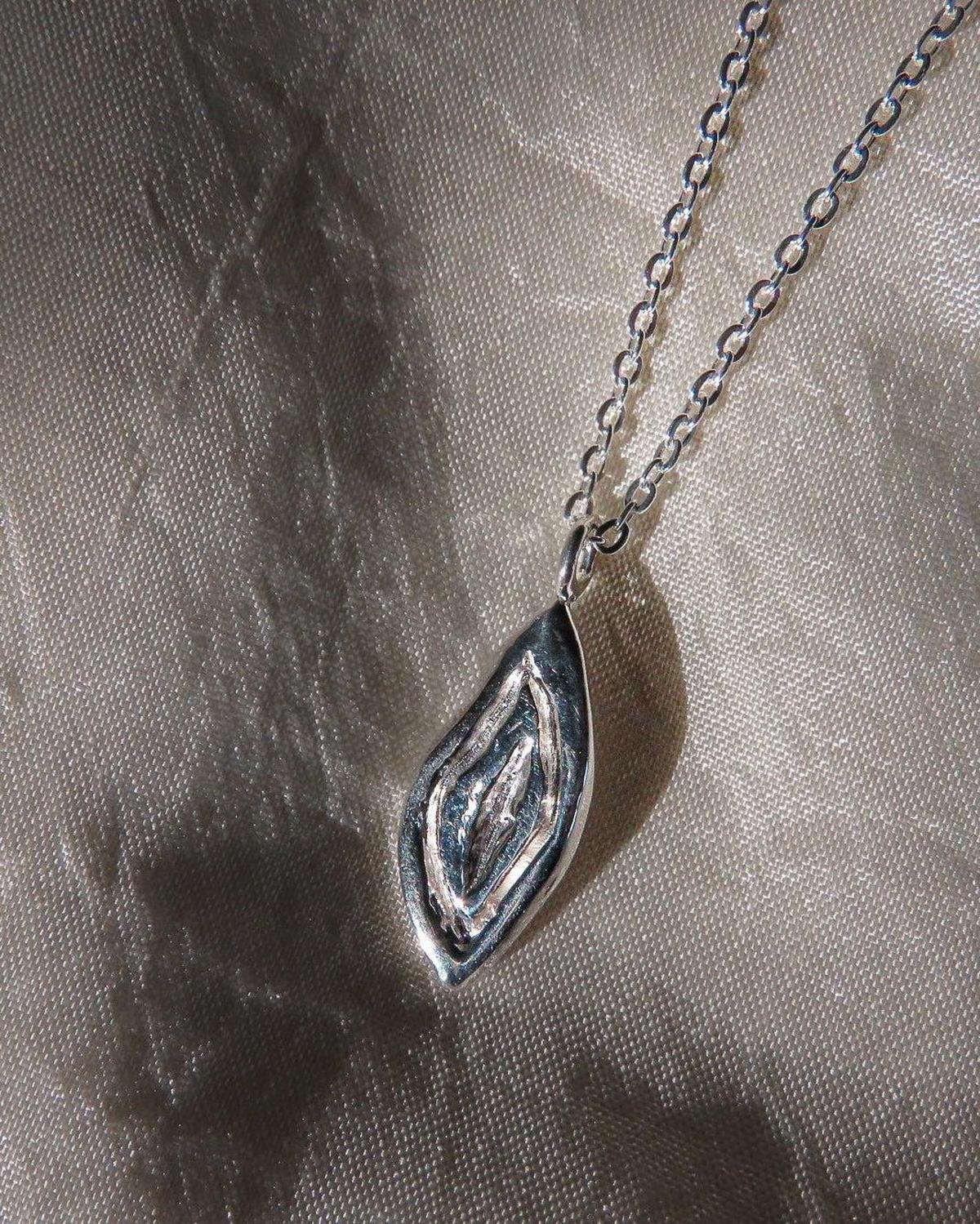 Silver Yoni Talisman Pendant - Dea Dia