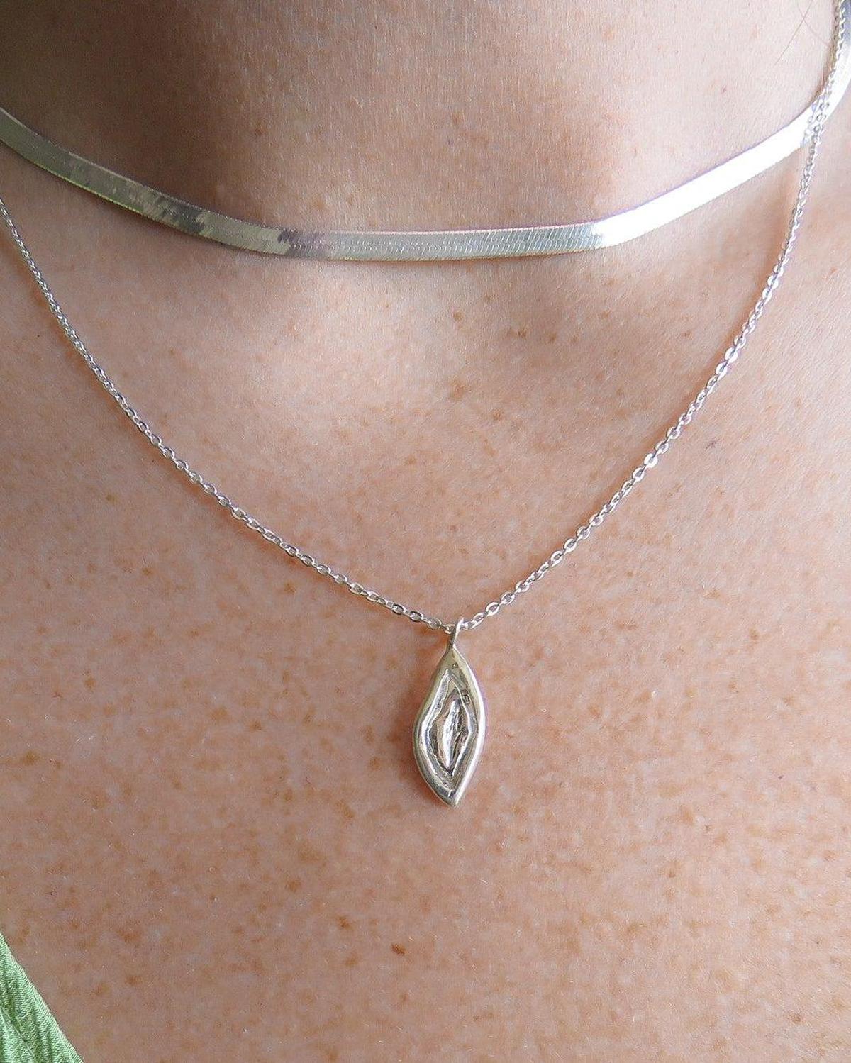 Silver Yoni Talisman Pendant - Dea Dia