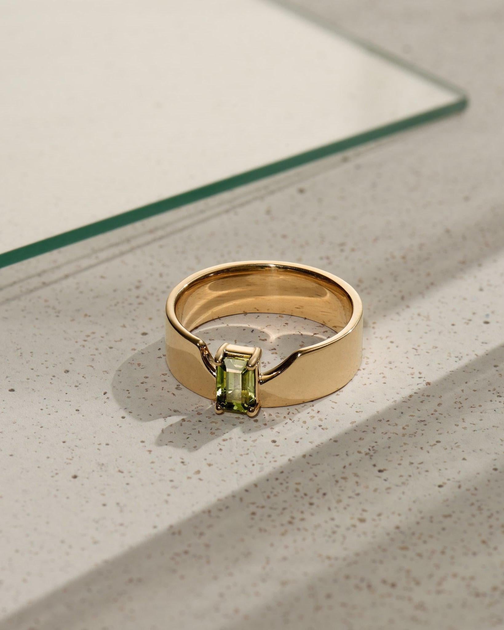 Swoopy Cigar Band Green Sapphire Ring - Dea Dia