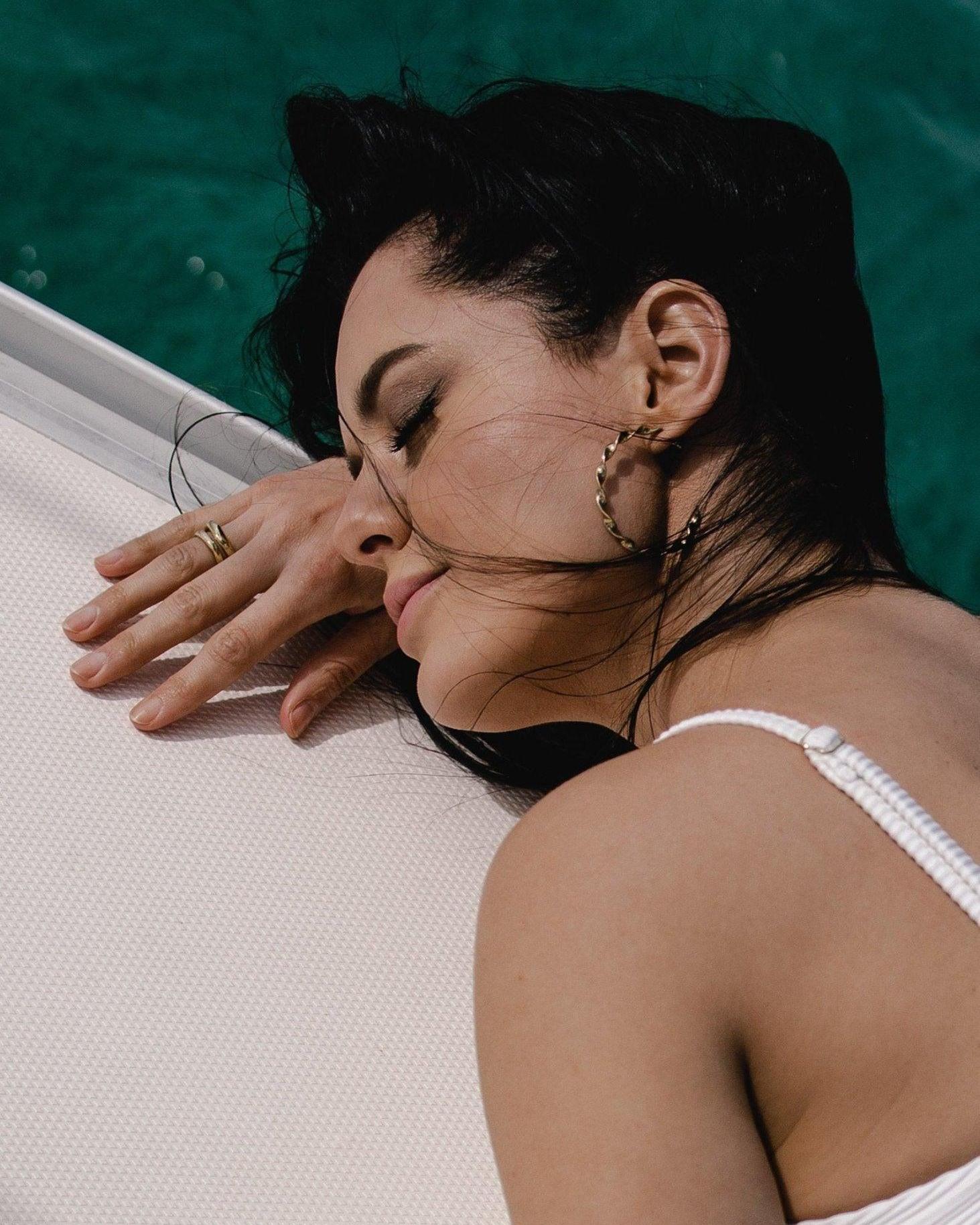 Thin Twisted Hoops - Dea Dia